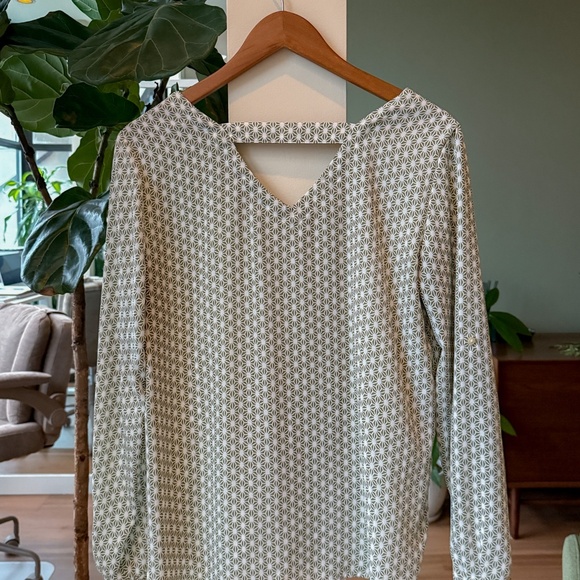 White and green patterned blouse - Picture 2 of 3